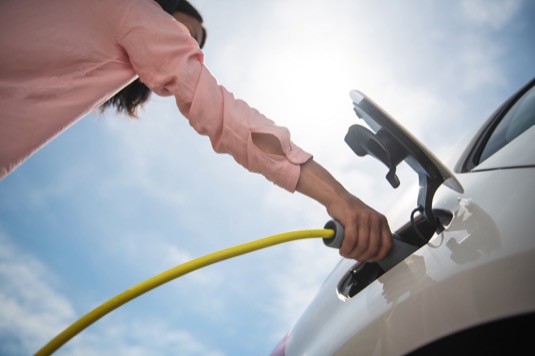 Čechy zatím od nákupu elektromobilu odrazuje vysoká pořizovací cena a řídká síť dobíjecích stanic.