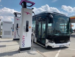 Elektrická verze autobusu Scania Citywide u nabíjecí stanice Ionity