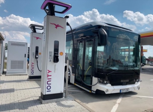 Elektrická verze autobusu Scania Citywide u nabíjecí stanice Ionity