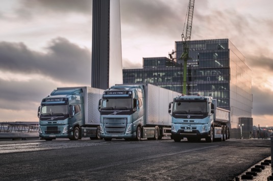 Společnost Volvo Trucks je se svými nedávno představenými vozidly Volvo FH, FM a FMX Electric plně připravena katalyzovat rychlý přechod k udržitelnější přepravě a zásadní rozmach elektrifikace těžké nákladní přepravy.