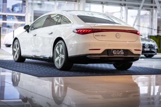 Hlavními konkurenty elektromobilu Mercedes-Benz EQS jsou Porsche Taycan, Audi e-tron GT a Tesla Model S.