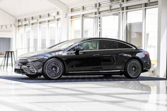 Elektromobil Mercedes-Benz EQS je první
