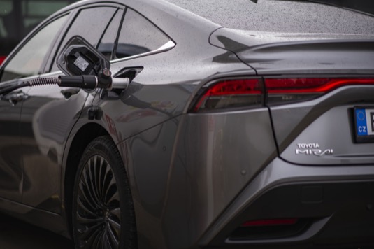 Vodíkové auto Toyota Mirai při čerpání vodíku do nádrže