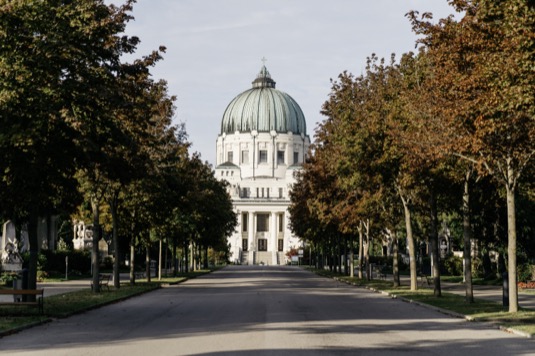 Vídeňský ústřední hřbitov je nejen druhým největším hřbitovem v Evropě, ale i magickým místem, kde svůj poslední odpočinek našly známé osobnosti jako Beethoven, Brahms, Schubert nebo Falco.