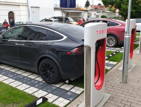 Nový nabíjecí hub v Lovosicích už nějakou dobu funguje, aktuálně ale proběhlo jeho oficiální otevření. foto: Lukáš Hataš