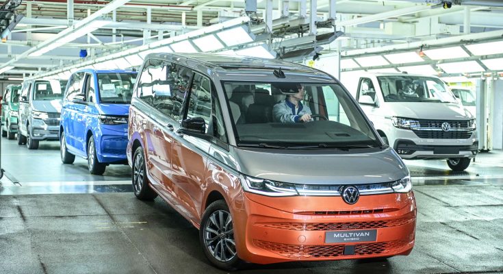 Volkswagen Multivan nově přijíždí také ve verzi plug-in hybrid. V továrně v Hannoveru se příští rok začne vyrábět také elektrická dodávka ID. Buzz. foto: