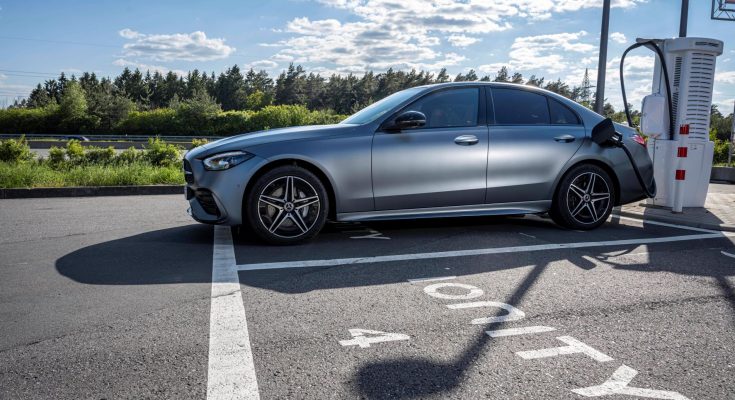 Auta jsou vybavena hybridní převodovkou 9G-tronic, možností DC rychlonabíjení až 55 kw a střídavého nabíjení až 11 kW. foto: Mercedes-Benz