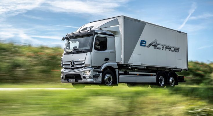Elektromobil - elektrický náklaďák - Mercedes-Benz eActros. Novou montážní linku společně otevřely Daniela Schmittová, ministryně hospodářství a dopravy spolkové země Porýní-Falc, a Karin Rådströmová, členka představenstva společnosti Daimler Truck AG, odpovědná za Mercedes-Benz Trucks