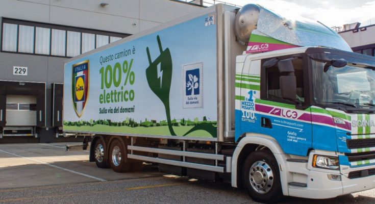 Bezemisní bateriové elektrické vozidlo Scania jezdí z logistického centra společnosti Lidl v Arcole u Verony a zásobuje supermarkety společnosti v severovýchodní Itálii. foto: Lidl/Scania