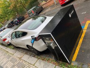 Služba NimBee nabíjí elektromobil Tesla Model 3. foto: NimBee