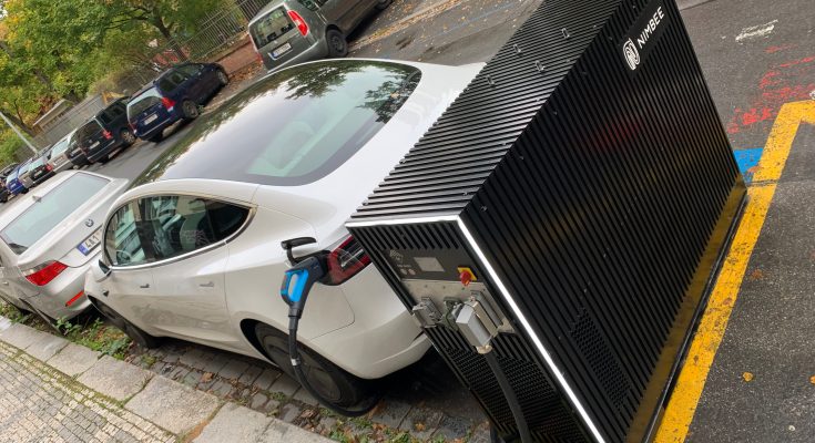 Služba NimBee nabíjí elektromobil Tesla Model 3. foto: NimBee