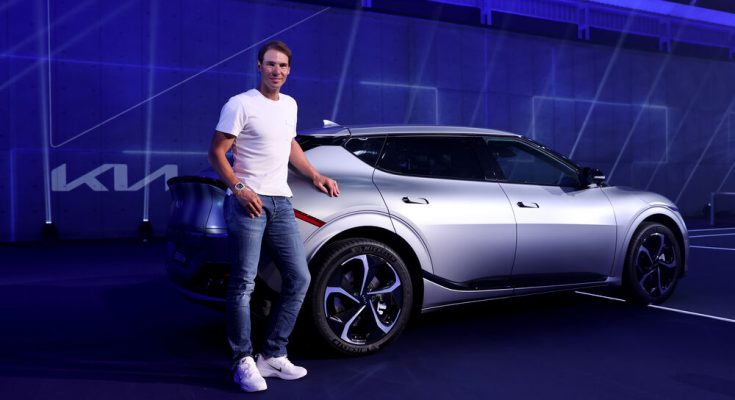 Tenista Rafael Nadal s elektromobilem Kia EV6. foto: Kia