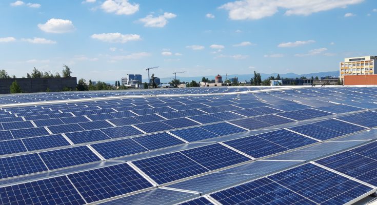 Střešní fotovoltaická solární elektrárna. foto: ČEZ