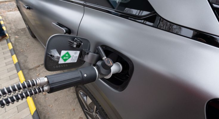 Plnění paliva do auta na vodík u vodíkové čerpací stanice. foto: HYTEP