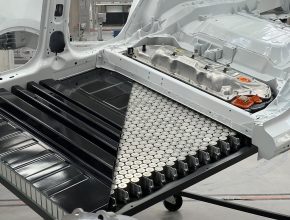 Pohled na řez novou strukturální baterií Tesla s články typu 4680. foto: Paul Kelly