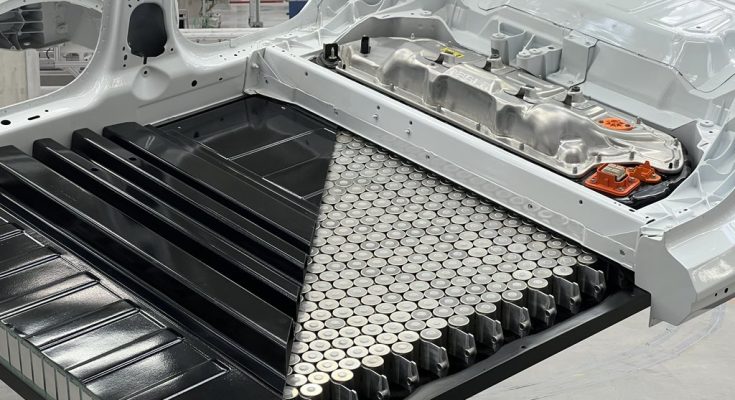 Pohled na řez novou strukturální baterií Tesla s články typu 4680. foto: Paul Kelly