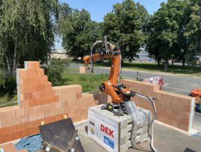 Unikátní robotická technologie dokáže konstruovat stěny přímo v místě staveb. foto: DEK, ČVUT