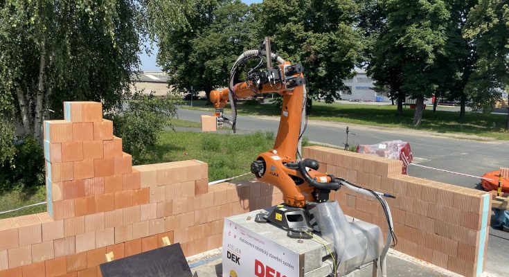 Unikátní robotická technologie dokáže konstruovat stěny přímo v místě staveb. foto: DEK, ČVUT