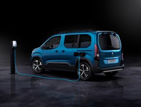 Modelová řada modelu Peugeot e-Rifter v ČR začíná úrovní výbavy ALLURE. První cena je pak 860 000 Kč. Základní úroveň výbavy ACTIVE PACK nebude v ČR nabízena.