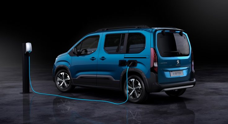 Modelová řada modelu Peugeot e-Rifter v ČR začíná úrovní výbavy ALLURE. První cena je pak 860 000 Kč. Základní úroveň výbavy ACTIVE PACK nebude v ČR nabízena.