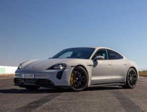 Nový elektromotor, třetí karosářská verze, inovativní panoramatická střecha s funkcí Sunshine Control. Porsche Taycan představuje své novinky na LA Auto Show. foto: Porsche