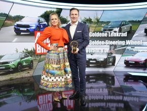Thomas Schäfer, předseda představenstva společnosti ŠKODA AUTO, při předávání Zlatého volantu 2021 pro elektromobil Škoda Enyaq iV. foto: Škoda