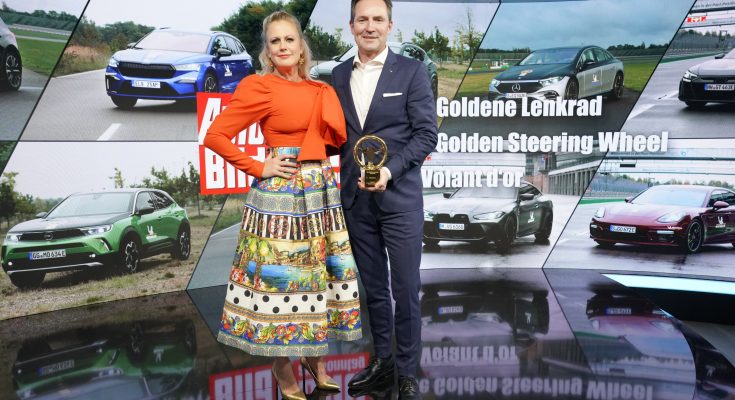 Thomas Schäfer, předseda představenstva společnosti ŠKODA AUTO, při předávání Zlatého volantu 2021 pro elektromobil Škoda Enyaq iV. foto: Škoda