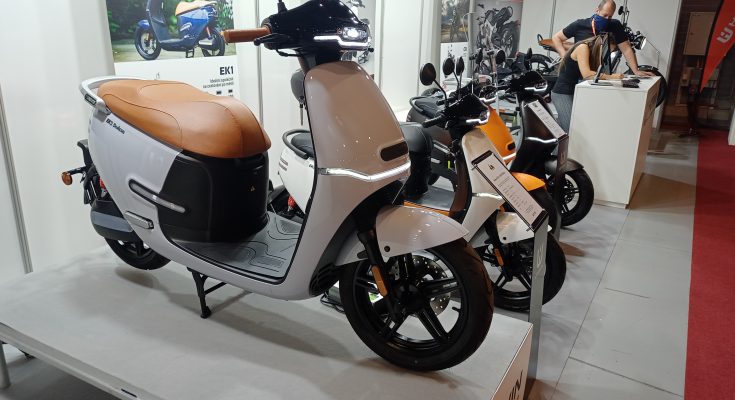 Na veletrhu e-Salon 2021 byla k vidění i řada velmi slušně vypadajících elektrických skútrů. foto: Hybrid.cz