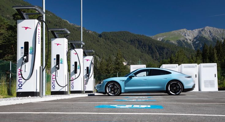 Elektromobil Porsche Taycan u nabíjecí stanice Ionity. foto: Porsche