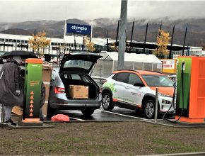 Instalace nových nabíjecích stanic v sítí ČEZ. foto: ČEZ