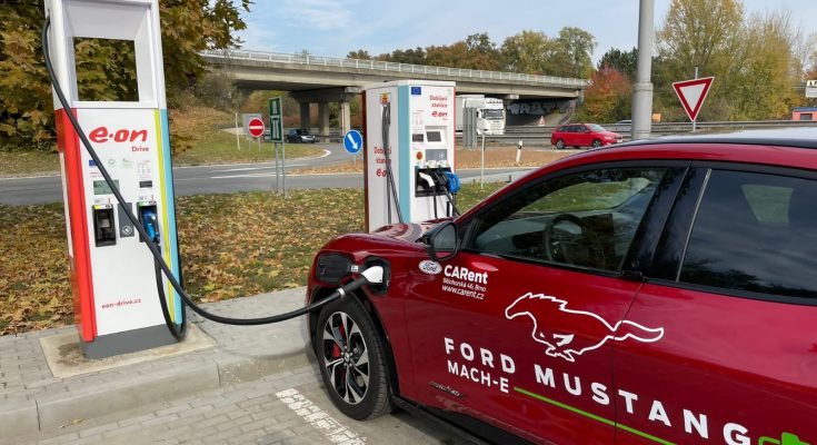 Stejně jako u předchozích dvou stanic i u této dodala technologii společnost ABB. Stanice má výkon 175kW a řidiči u ní dobíjí své vozidlo na další cestu do deseti minut. I tato stanice je modulární a její výkon se dá navýšit podle potřeb na 350kW, pokud to trh bude vyžadovat. Celkem už má E.ON ve své síti 138 veřejných dobíječek a na konci roku by chtěl atakovat hranici 200 stanic. foto: E.ON