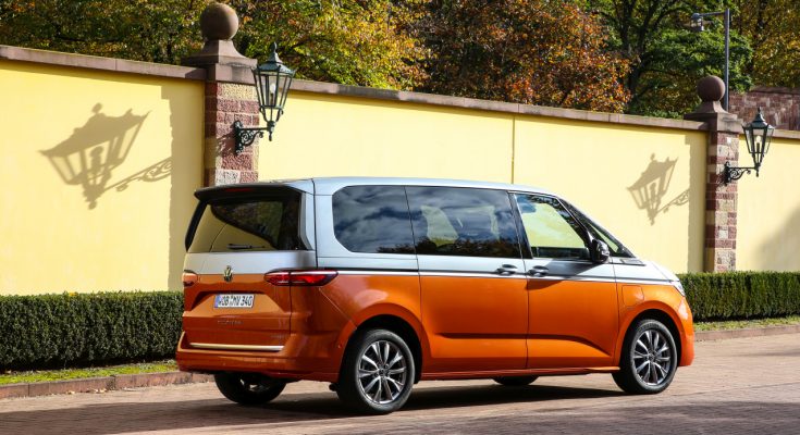 Multivan nabízí 470 l či 763 l zavazadlového prostoru při 7místné konfiguraci vozu (základní vs. dlouhá verze) až po 4053 l v případě dvoumístného uspořádání vozu s panoramatickou střechou (dlouhá verze). foto: Volkswagen