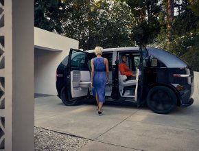 Elektromobil Canoo Lifestyle Vehicle má jít na trh už příští rok s dojezdem 400 km, sedmi místy a futuristickým designem. Podobným směrem jde u svého elektromobilu údajně také Apple. foto: Canoo