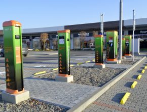 V Outlet Arena Moravia vyrostlo největší stanoviště nabíječek elektromobilů na Moravě. foto: ČEZ