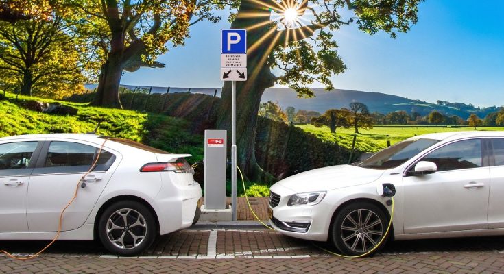 Hybridy a elektromobily jsou čím dál tím populárnější. foto: Pixabay