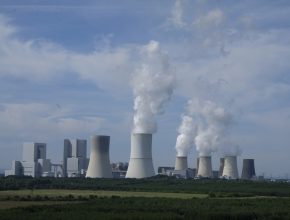 Po havárii japonské jaderné elektrárny Fukušima, kterou způsobilo zemětřesení a následné tsunami, v roce 2011 rozhodla německá vláda odstavit všechny jaderné elektrárny do roku 2022. Postupně jich už většinu povypínala. Posledních šest má být vypnuto do konce letošního a příštího roku. Ještě před 10 lety pokrývaly jaderné elektrárny pětinu německé spotřeby. Chybějící výkon budou Němci muset nahradit plynovými a uhelnými elektrárnami, spolu se s průběžně budovanými novými obnovitelnými zdroji. foto: Bru-nO, licence Pixabay