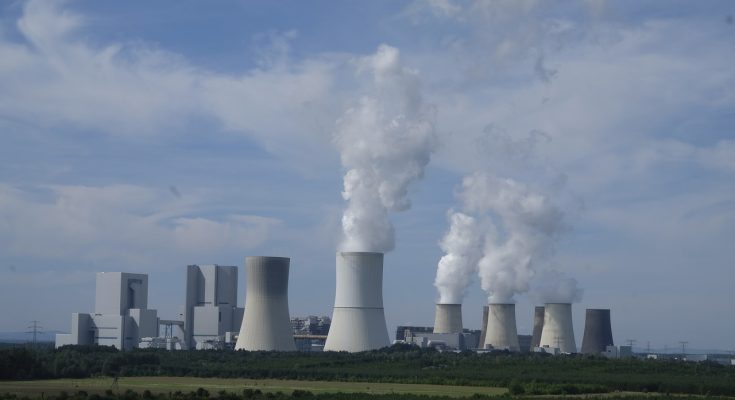Po havárii japonské jaderné elektrárny Fukušima, kterou způsobilo zemětřesení a následné tsunami, v roce 2011 rozhodla německá vláda odstavit všechny jaderné elektrárny do roku 2022. Postupně jich už většinu povypínala. Posledních šest má být vypnuto do konce letošního a příštího roku. Ještě před 10 lety pokrývaly jaderné elektrárny pětinu německé spotřeby. Chybějící výkon budou Němci muset nahradit plynovými a uhelnými elektrárnami, spolu se s průběžně budovanými novými obnovitelnými zdroji. foto: Bru-nO, licence Pixabay