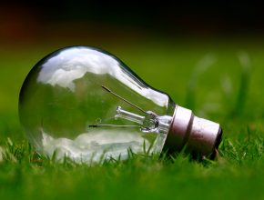 v souvislosti s aktuálním dynamickým vývojem na energetickém trhu připravila advokátka Anna Francová z naší kanceláře Frank Bold Advokáti souhrnný článek, který se zabývá tím, jak se zachovat, pokud chtějí zákazníci změnit dodavatele energie. Zabývá se tím, jak najít vhodného dodavatele, co je vhodné předem zvážit a co by měla obsahovat nová smlouva. Pokud je pro Vás téma aktuální, zasílám Vám článek pro publikaci v příloze. foto:
