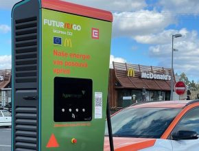 Zatím první pilotní ultra-rychlá nabíjecí stanice ČEZ na 66. km dálnice D1 u McDonalds. foto: ČEZ