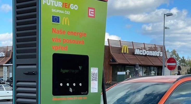Zatím první pilotní ultra-rychlá nabíjecí stanice ČEZ na 66. km dálnice D1 u McDonalds. foto: ČEZ