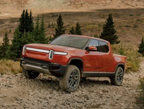 První elektromobily Rivian R1T se právě teď dostávají k zákazníkům a recenzentům. Dosavadní dojmy jsou skvělé. Rivian se stal prvním výrobcem, kterému se podařilo uvést na trh elektrický pick-up truck, což je v USA jedna z nejprodávanějších kategorií vozidel. foto: Rivian