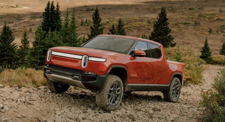 První elektromobily Rivian R1T se právě teď dostávají k zákazníkům a recenzentům. Dosavadní dojmy jsou skvělé. Rivian se stal prvním výrobcem, kterému se podařilo uvést na trh elektrický pick-up truck, což je v USA jedna z nejprodávanějších kategorií vozidel. foto: Rivian