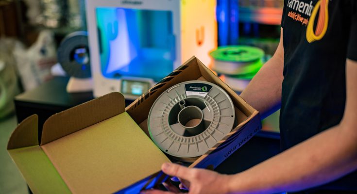 Recyklovatelný filament - náplň pro 3D tiskárny - z dílny české společnosti Fillamentum je rychle rostoucí inovativní společnost a celosvětová jednička ve výrobě high-tech 3D tiskových vláken. Své výrobky distribuuje ve více než 62 zemích – i díky tomu se stala v roce 2018 nejlepším světovým exportérem v rámci exportní ceny DHL Unicredit. Společnost má mimo jiné vlastní oddělení výzkumu a vývoje a hrdě spolupracuje s univerzitami a velkými hráči v oblasti 3D tisku. Podporuje trendy v oblasti Průmyslu 4.0, kde sama zavádí automatizaci a robotizaci.