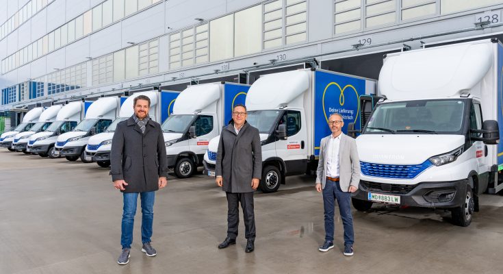 U flotily e-dodávek v distribučním centru IKEA ve Vídni (zleva): Claes Lindgren, ředitel dividze Customer Fulfillment, IKEA Austria; Jürgen Bauer, člen představenstva Gebrüder Weiss a Hannes Staubmann, Product Manager Home Delivery v Gebrüder Weiss. (zdroj: Gebrüder Weiss / Martin Jager)