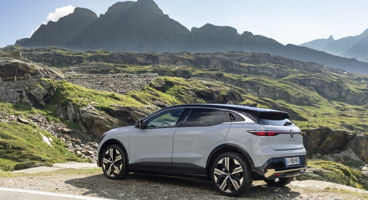 Elektromobil Renault Megane E-Tech je postaven na nové platformě CMF-EV. Zveřejnění kompletního ceníku včetně cen opcí a obchodní nabídky je plánováno na konec ledna 2022. Otevření objednávek je plánované na 1. února 2022. Začátek prodejů s vozy k dispozici v obchodní síti se uskuteční v květnu 2022.