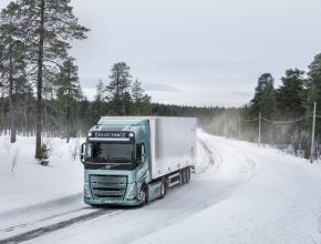 Volvo Trucks má řadu šesti plně elektrických nákladních vozidel navržených tak, aby pokryly širokou škálu různých přepravních úkolů. Volvo FH, FM a FMX Electric jsou těžká nákladní vozidla s celkovou hmotností soupravy 44 tun. Prodej v Evropě pokračuje a výroba bude zahájena v druhé polovině roku 2022. Sériová výroba vozidel Volvo FL a FE Electric v Evropě pro městskou distribuci a svoz odpadu byla zahájena v roce 2019.