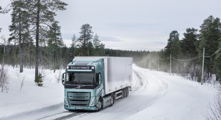 Volvo Trucks má řadu šesti plně elektrických nákladních vozidel navržených tak, aby pokryly širokou škálu různých přepravních úkolů. Volvo FH, FM a FMX Electric jsou těžká nákladní vozidla s celkovou hmotností soupravy 44 tun. Prodej v Evropě pokračuje a výroba bude zahájena v druhé polovině roku 2022. Sériová výroba vozidel Volvo FL a FE Electric v Evropě pro městskou distribuci a svoz odpadu byla zahájena v roce 2019.