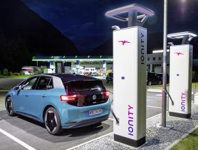 Elektromobil Volkswagen ID.3 u nabíjecí stanice Ionity. foto: Volkswagen