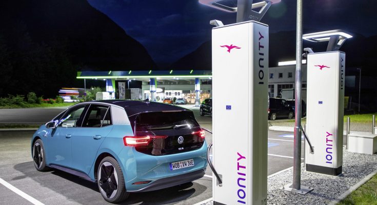 Elektromobil Volkswagen ID.3 u nabíjecí stanice Ionity. foto: Volkswagen