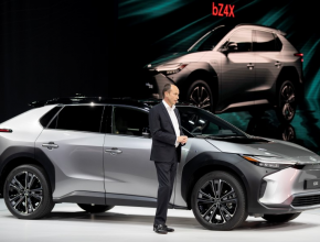 Matt Harrison, prezident a generální ředitel Toyota Motor Europe, a za ním elektromobil bZ4X. foto: Toyota